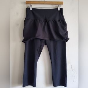 Athleta Elation 2-in -1 capri women's size Medium.